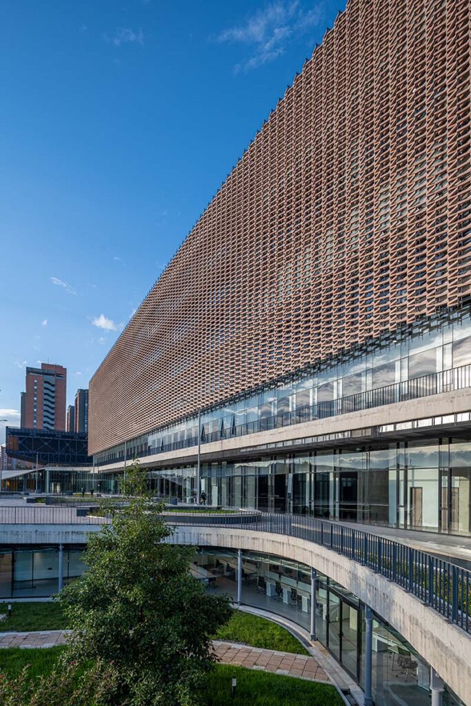 El impresionante edificio de la policía metropolitana de bogotá