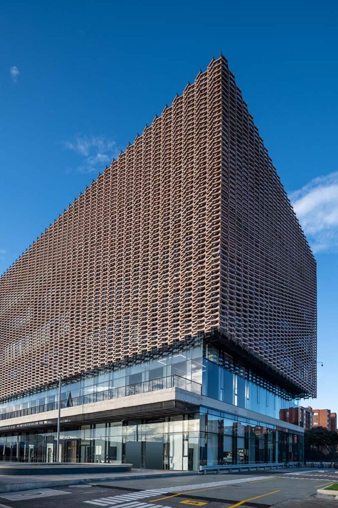 El impresionante edificio de la policía metropolitana de bogotá