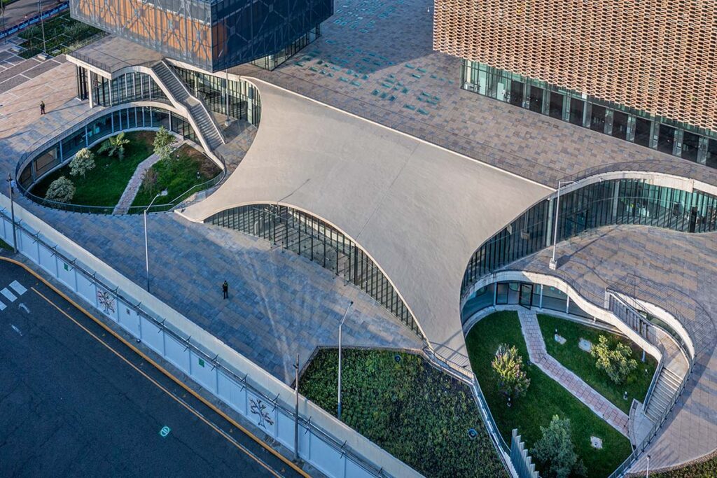 El impresionante edificio de la policía metropolitana de bogotá