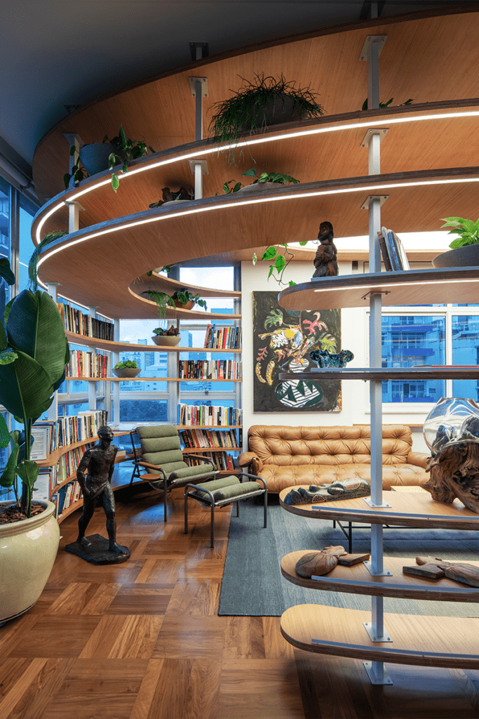 Tras su remodelación, este apartamento en brasil cuenta con un cine oculto