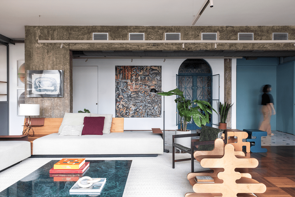 Tras su remodelación, este apartamento en brasil cuenta con un cine oculto