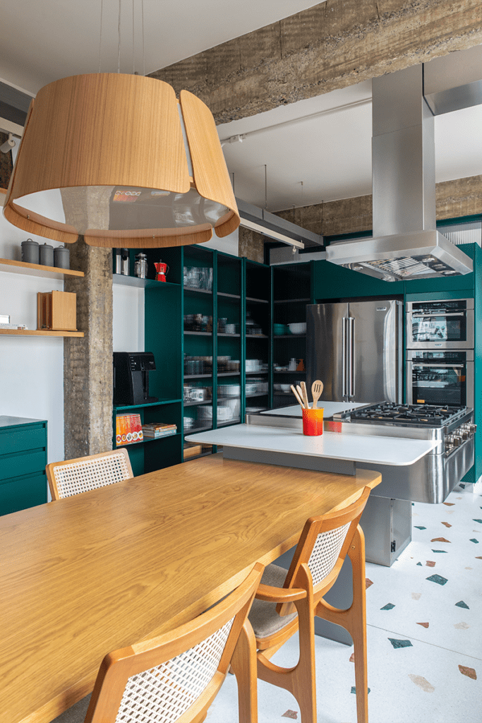 Tras su remodelación, este apartamento en brasil cuenta con un cine oculto