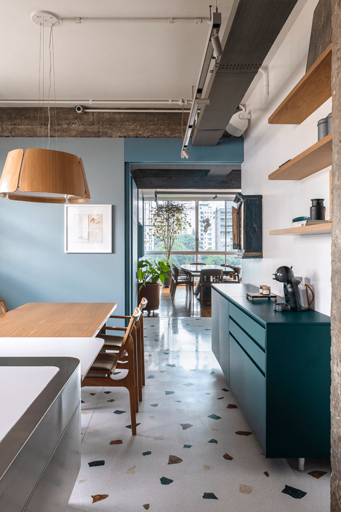 Tras su remodelación, este apartamento en brasil cuenta con un cine oculto