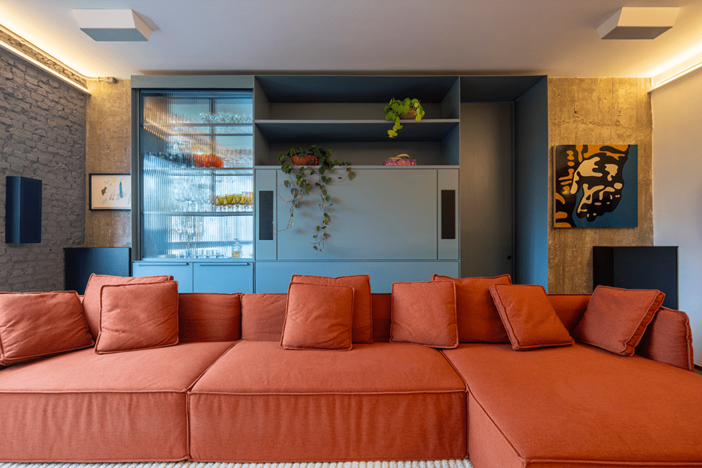 Tras su remodelación, este apartamento en brasil cuenta con un cine oculto