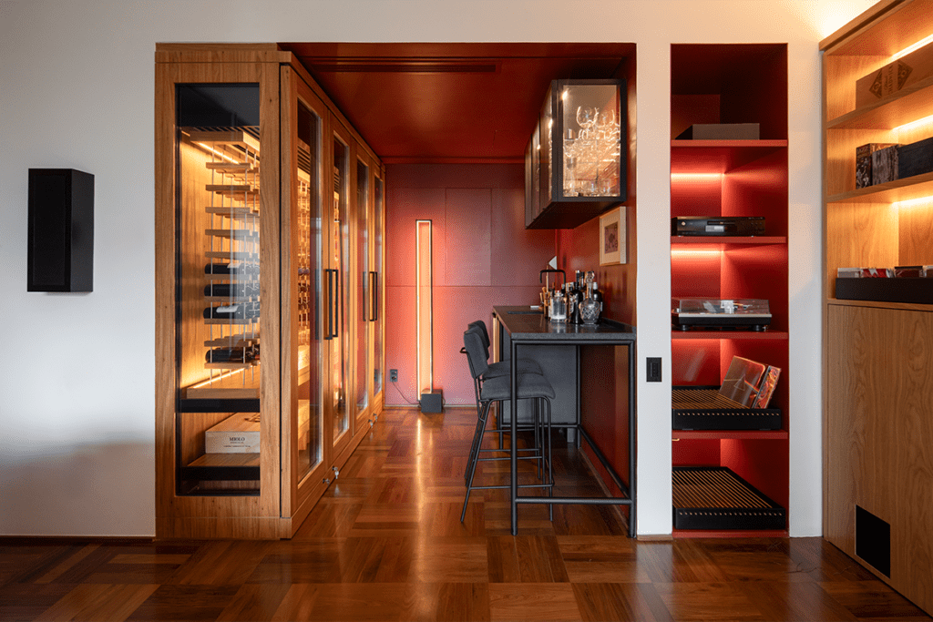 Tras su remodelación, este apartamento en brasil cuenta con un cine oculto