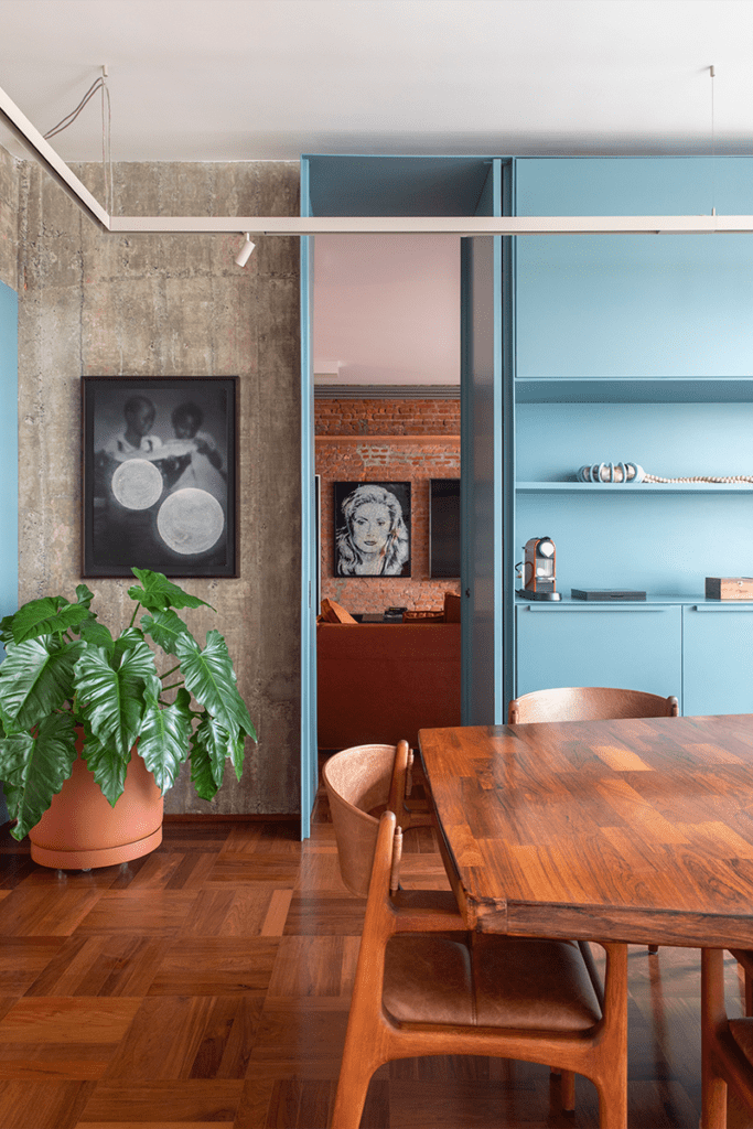 Tras su remodelación, este apartamento en brasil cuenta con un cine oculto