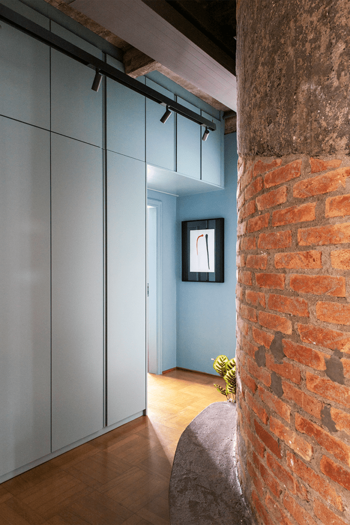 Tras su remodelación, este apartamento en brasil cuenta con un cine oculto