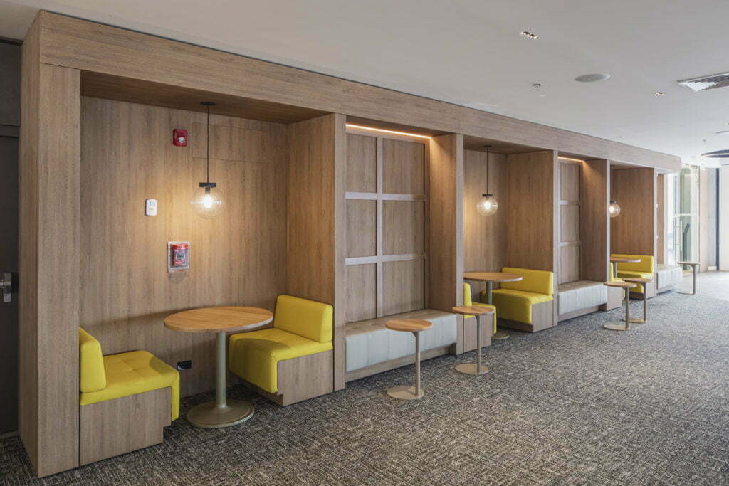 Las oficinas del piso 25 de la torre atrio en bogotá, llenas de vegetación y luz natural