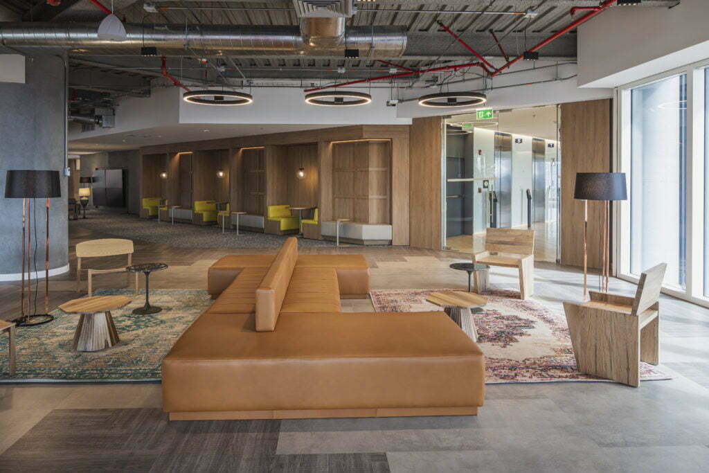 Las oficinas del piso 25 de la torre atrio en bogotá, llenas de vegetación y luz natural