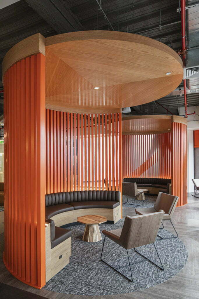 Las oficinas del piso 25 de la torre atrio en bogotá, llenas de vegetación y luz natural