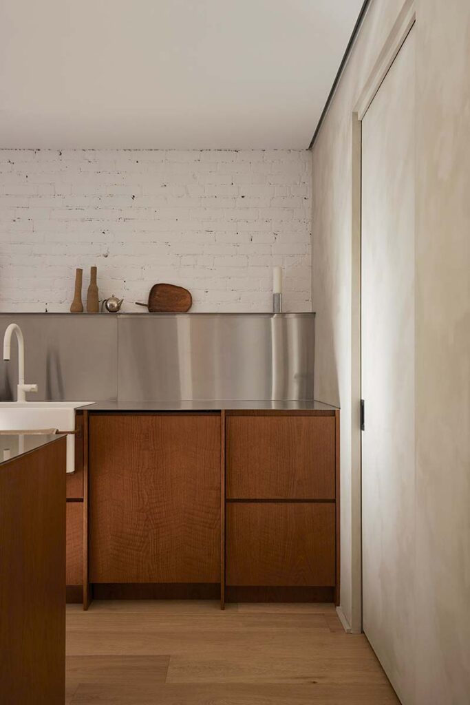 Una sensación llena de contrastes: así es el diseño de este apartamento en canadá