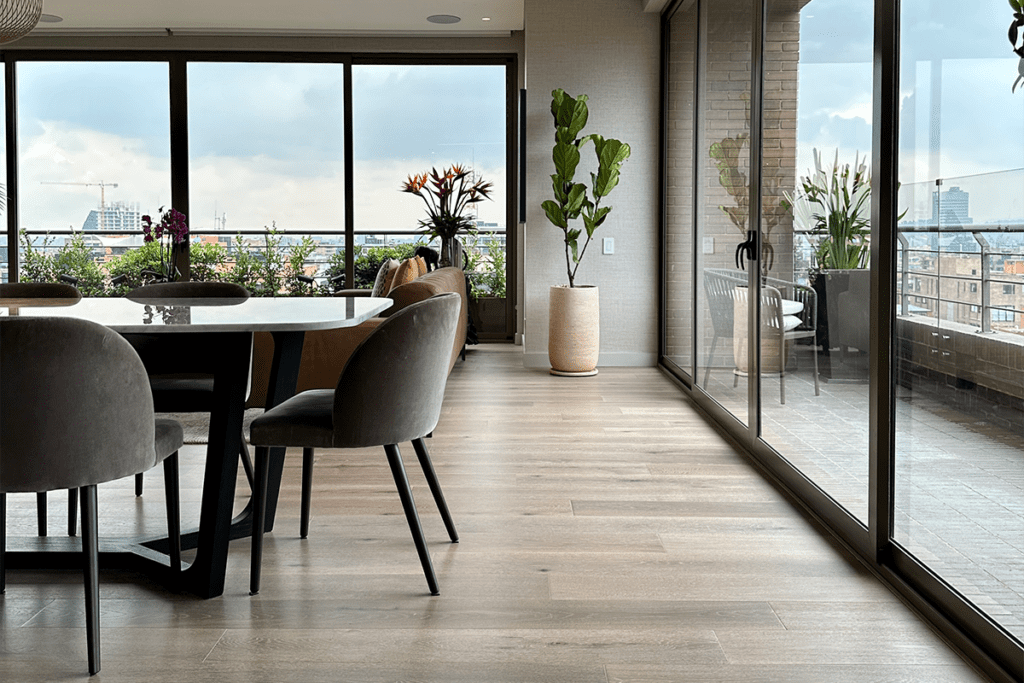 Un ‘penthouse’ en bogotá en el que los protagonistas son la madera y la vista