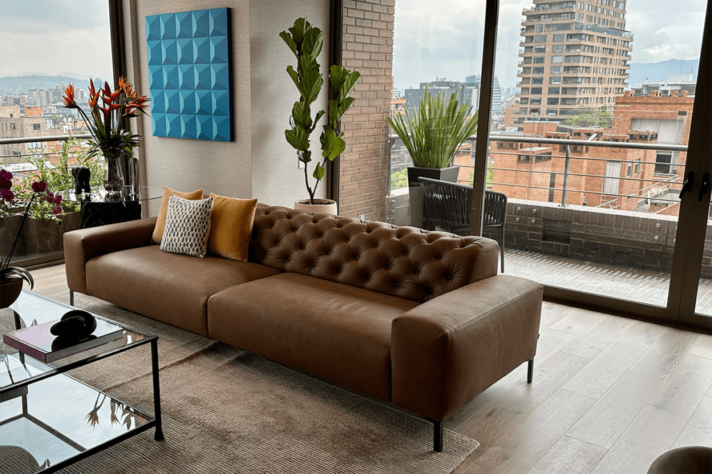 Un ‘penthouse’ en bogotá en el que los protagonistas son la madera y la vista