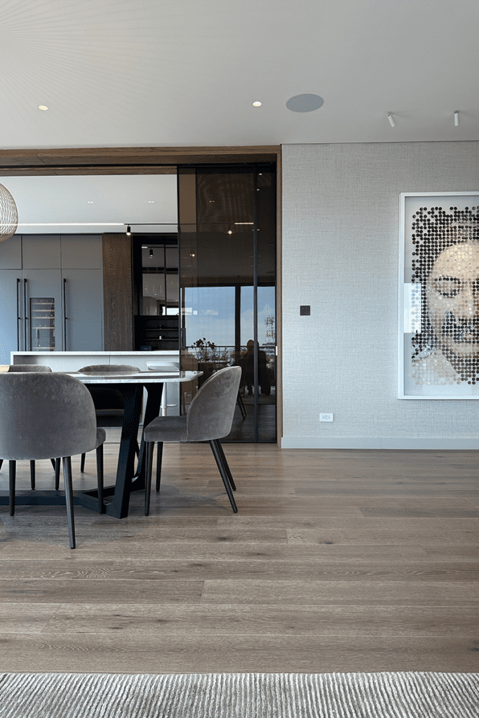 Un ‘penthouse’ en bogotá en el que los protagonistas son la madera y la vista