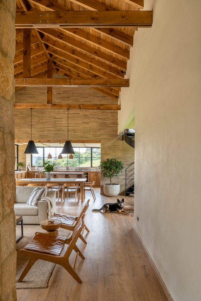 Calidez sin pretensiones: el diseño atemporal de una casa en sesquilé