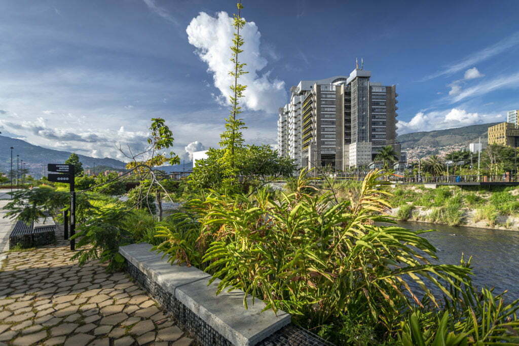 Cauce, arquitectura del paisaje, una firma paisa que destaca el agua como eje central del diseño Cauce, arquitectura del paisaje, una firma paisa que destaca el agua como eje central del diseño