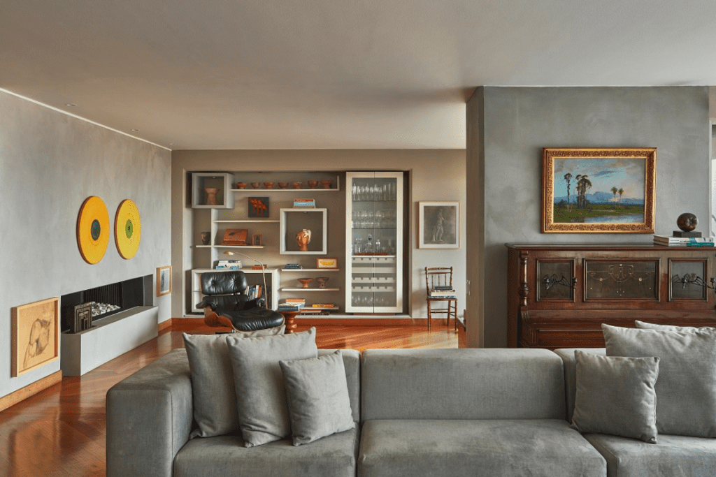 Un contenedor que exhibe arte, libros y objetos: así es este apartamento en bogotá