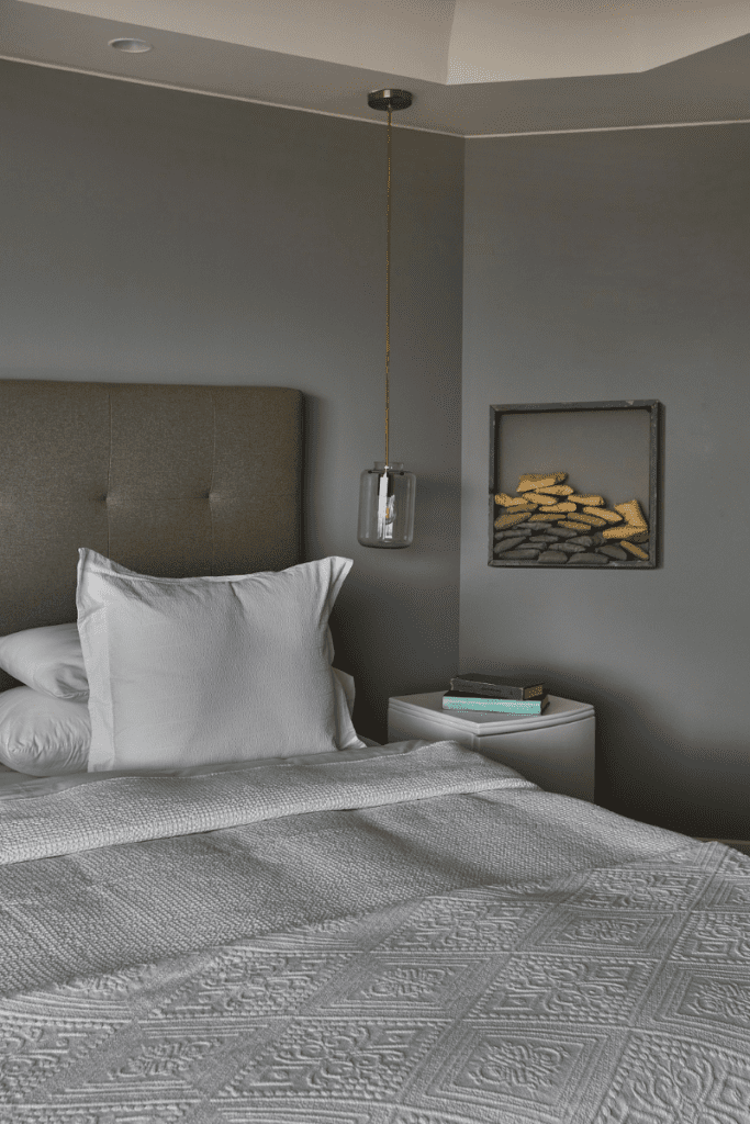 Un contenedor que exhibe arte, libros y objetos: así es este apartamento en bogotá