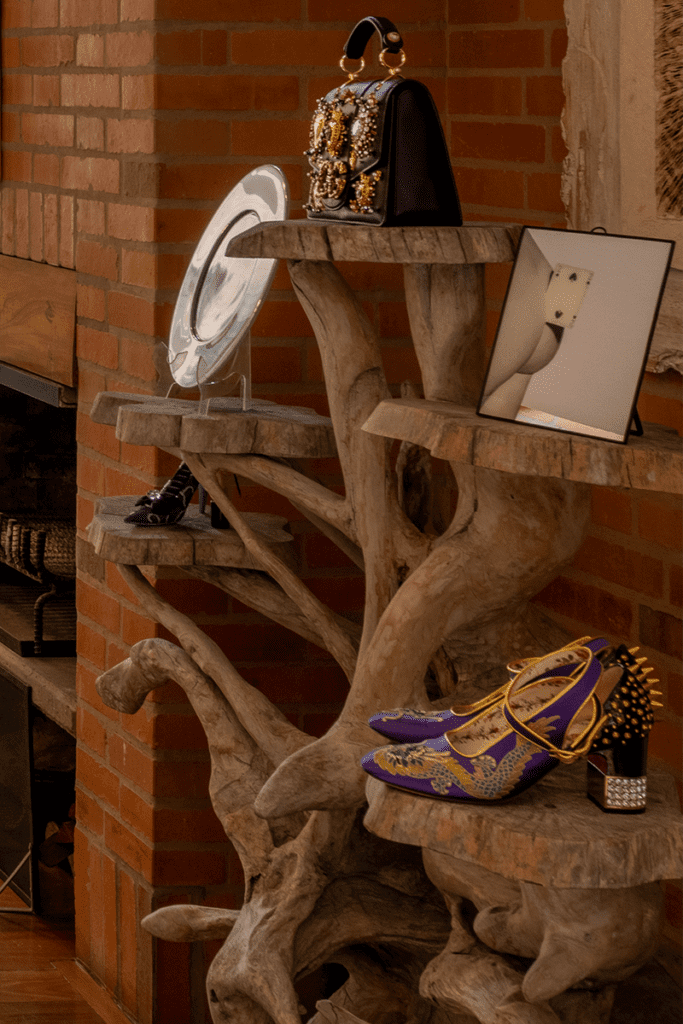 Un gran vestido cuelga de la cubierta de este apartamento invitando a jugar con el caos