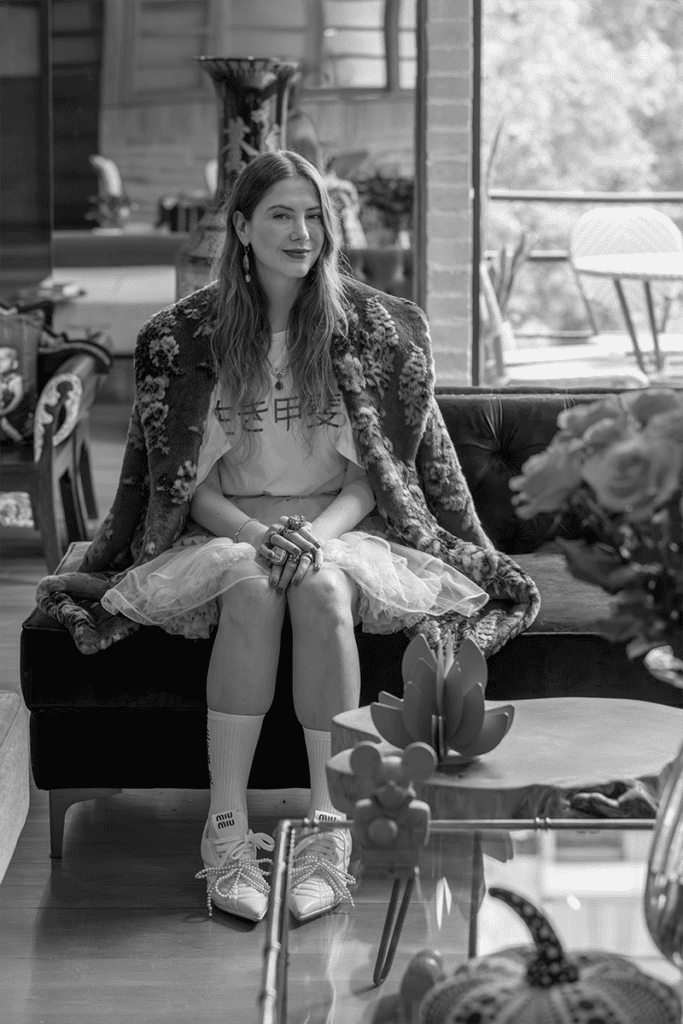 Un gran vestido cuelga de la cubierta de este apartamento invitando a jugar con el caos