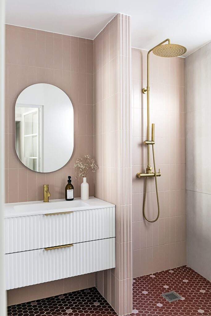 Un apartamento con un diseño parisino que combina encanto y modernidad