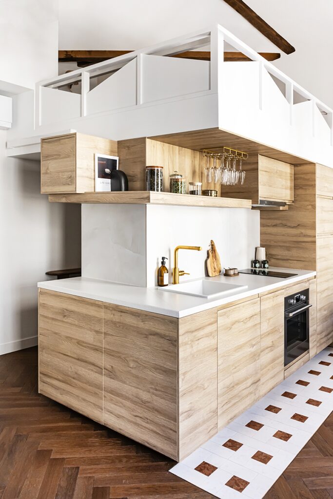 Un apartamento con un diseño parisino que combina encanto y modernidad