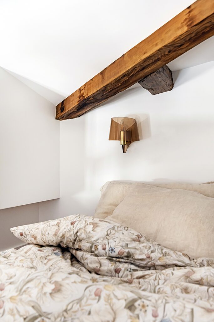 Un apartamento con un diseño parisino que combina encanto y modernidad