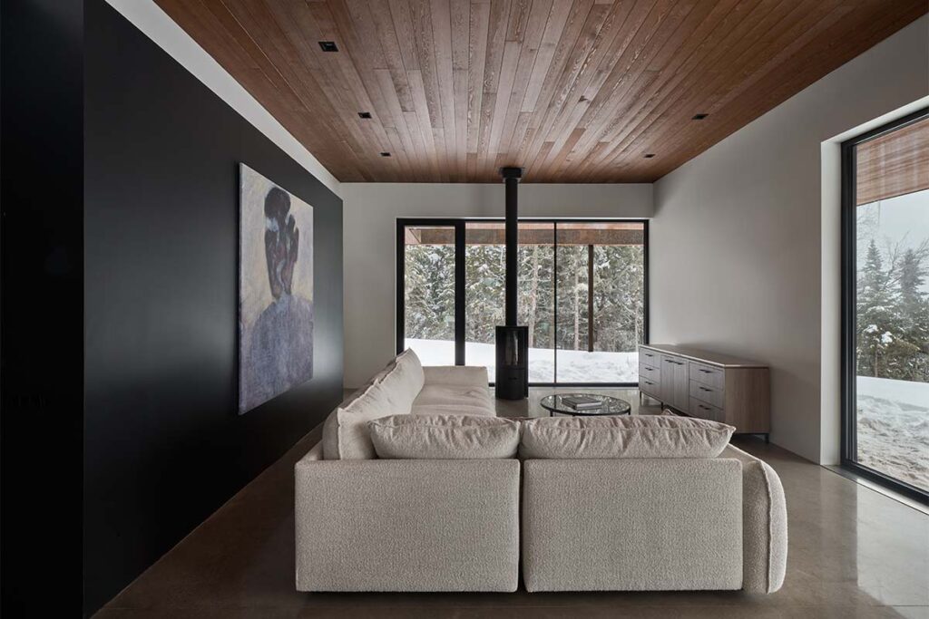 Entre pinos, rocas y nieve, esta cabaña es un refugio perfecto