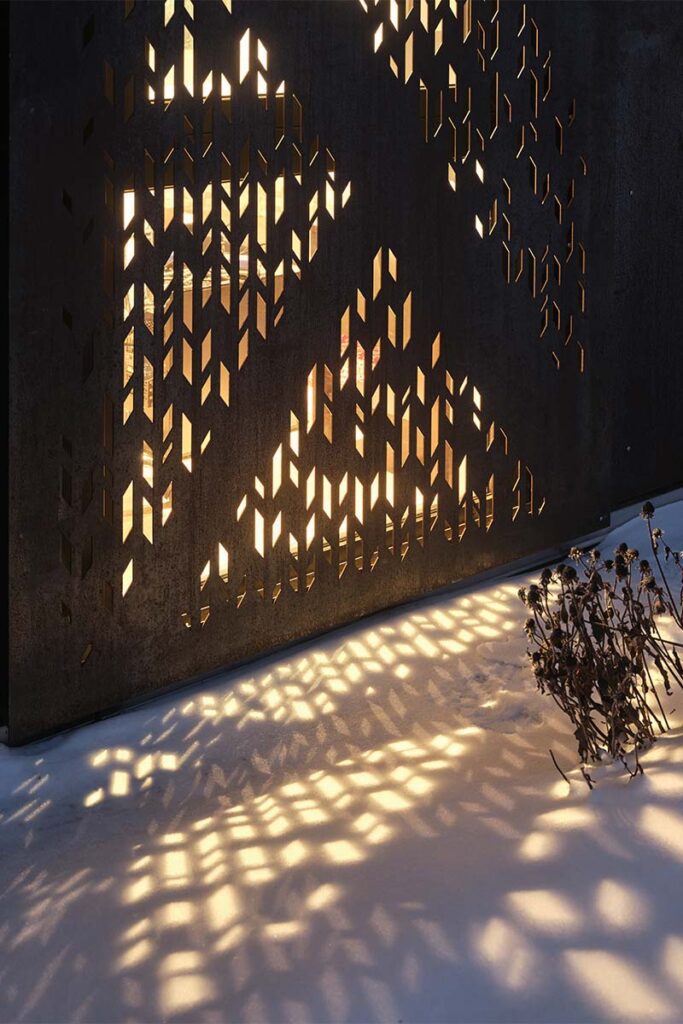 Entre pinos, rocas y nieve, esta cabaña es un refugio perfecto