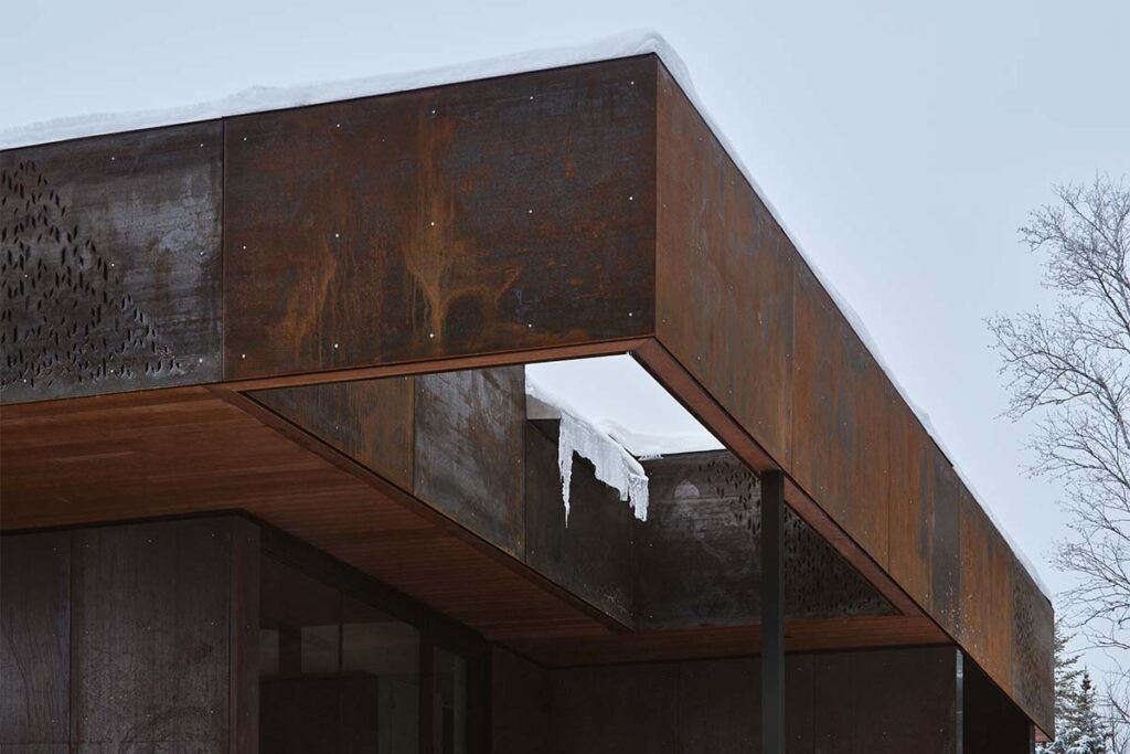 Entre pinos, rocas y nieve, esta cabaña es un refugio perfecto