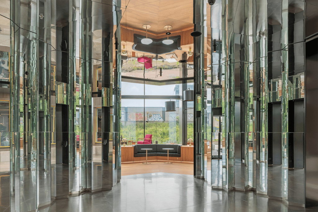 El diseño de este atrio es un equilibrio entre historia y modernidad