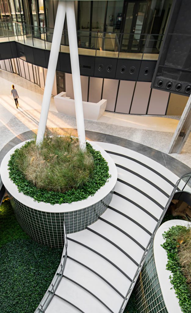 La transformación de una antigua fábrica de china en una oficina rodeada de un jardín