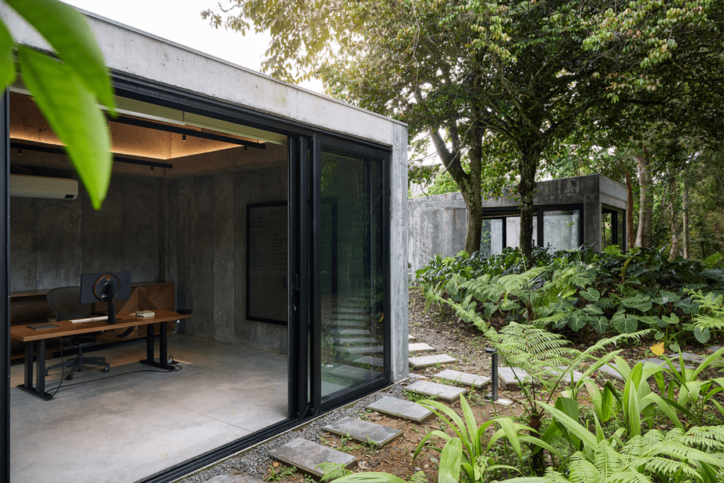 Estas oficinas son una serie de volúmenes inmersos en la naturaleza Estas oficinas son una serie de volúmenes inmersos en la naturaleza