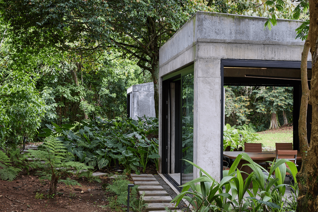 Estas oficinas son una serie de volúmenes inmersos en la naturaleza Estas oficinas son una serie de volúmenes inmersos en la naturaleza