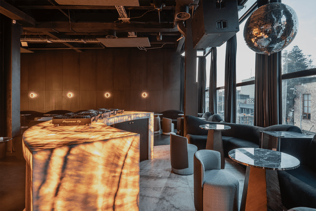 Este es el diseño de un bar en bogotá que revive los años veinte