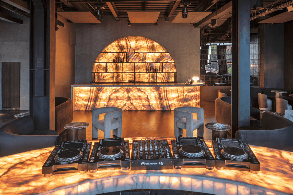 Este es el diseño de un bar en bogotá que revive los años veinte