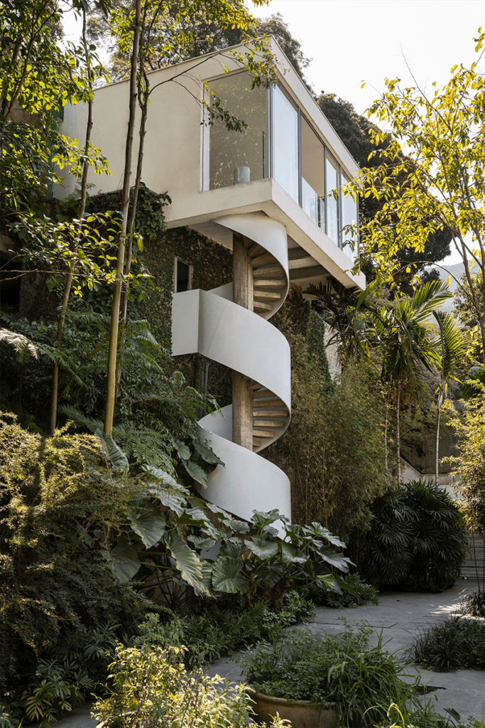 Una impactante escalera en caracol sube a esta casa diseñada por oscar niemeyer