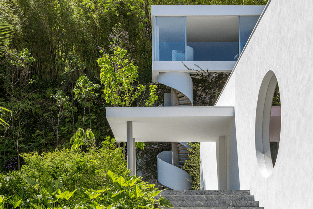Una impactante escalera en caracol sube a esta casa diseñada por oscar niemeyer