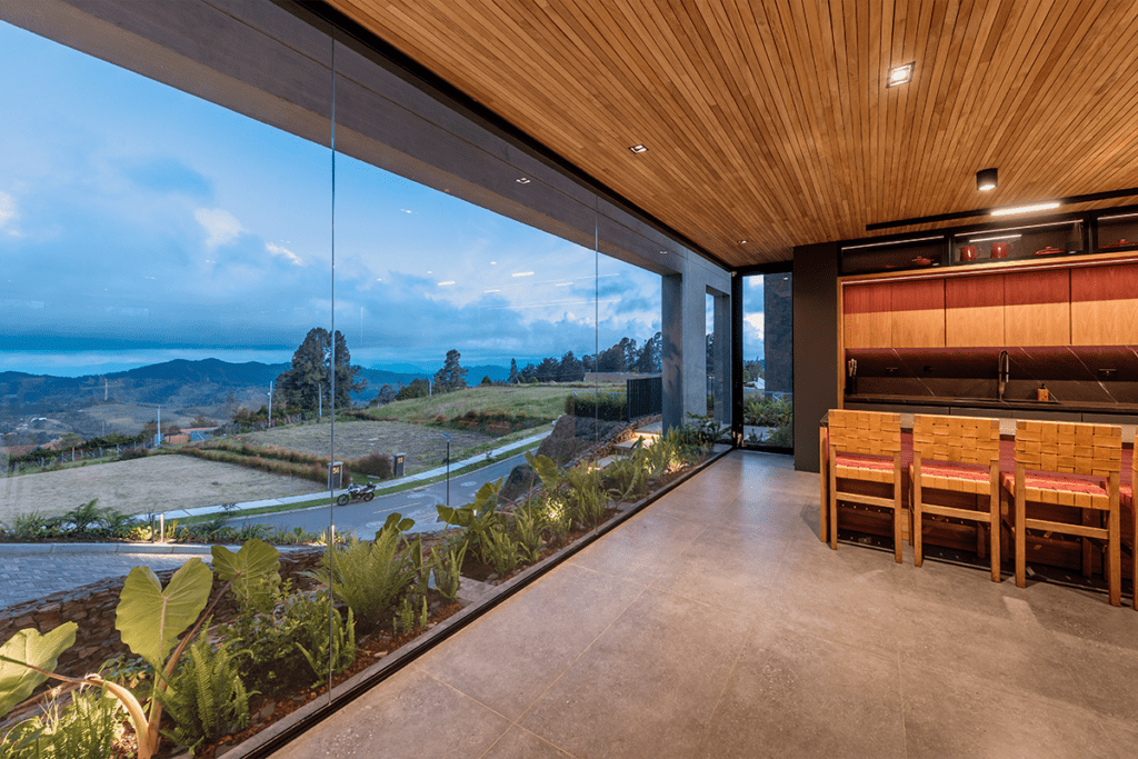 Casa c179: apertura y sofisticación en las montañas de envigado, antioquia