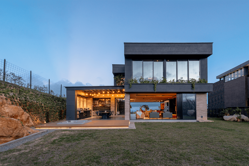 Casa c179: apertura y sofisticación en las montañas de envigado, antioquia