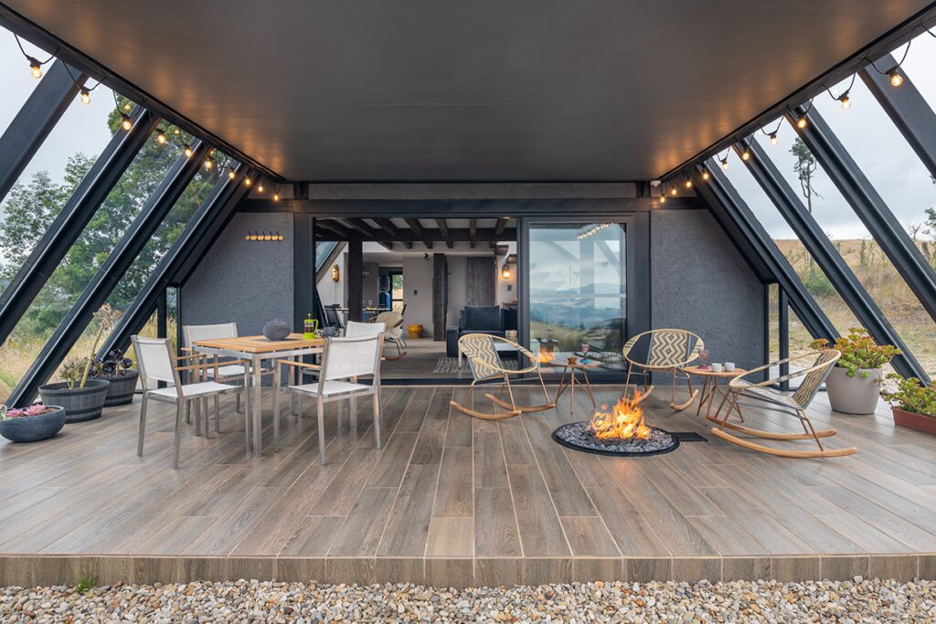 Una cabaña reinterpretada: su interior alude a una domesticidad recogida