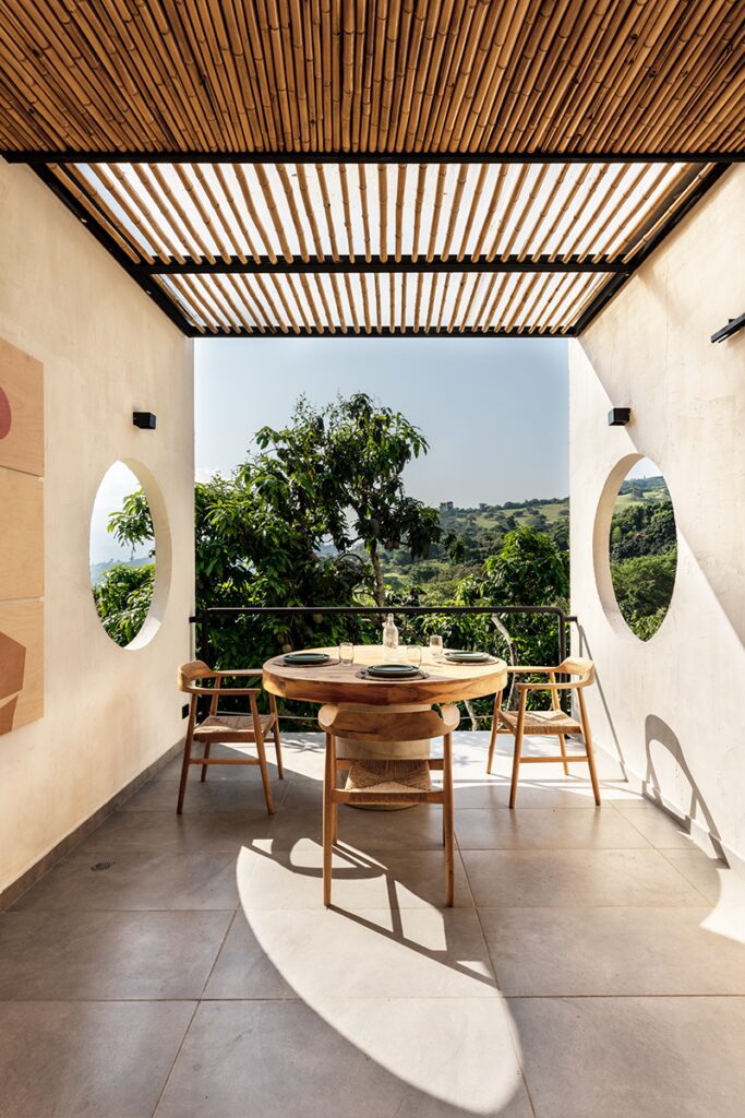 La arquitectura de esta casa propone un recorrido cinematográfico