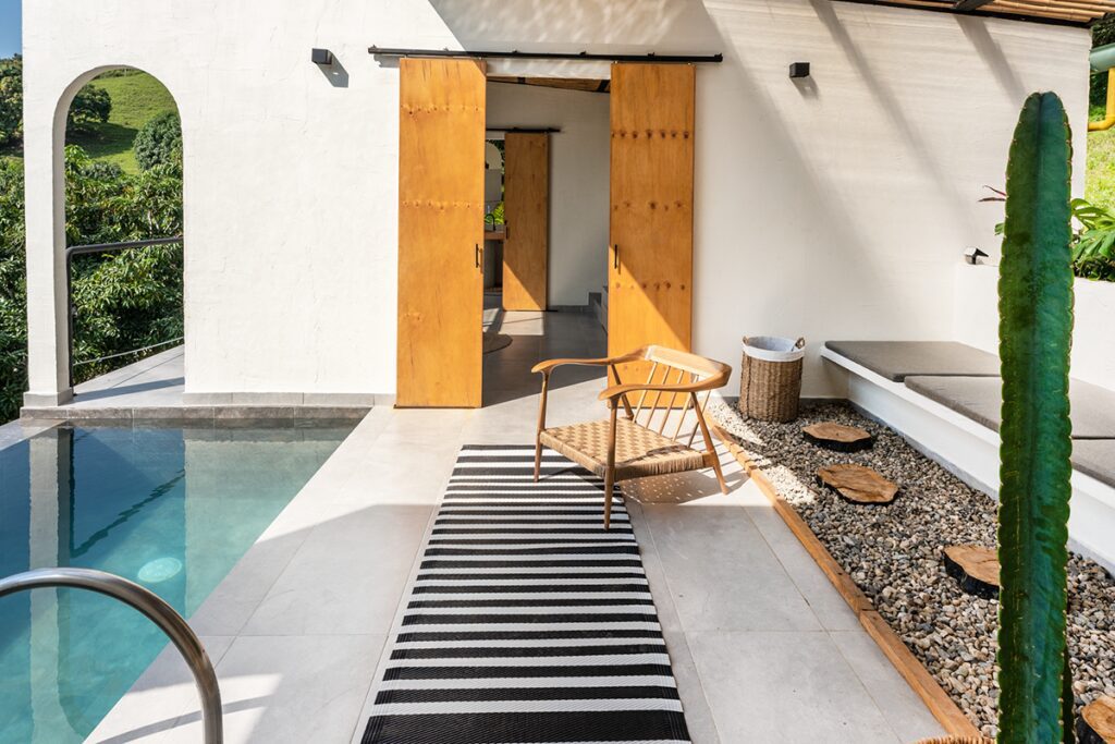 Arquitectura casa en la mesa recorrida en secuencia, sin corredor.