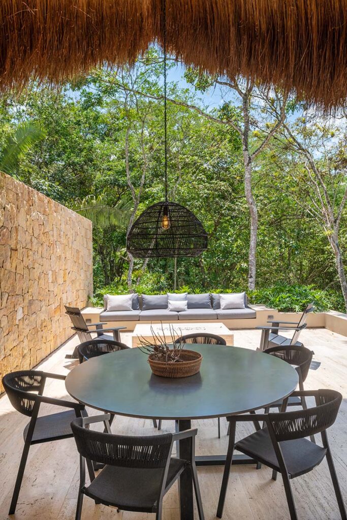 En esta casa, en villeta, la arquitectura se sumerge en el paisaje