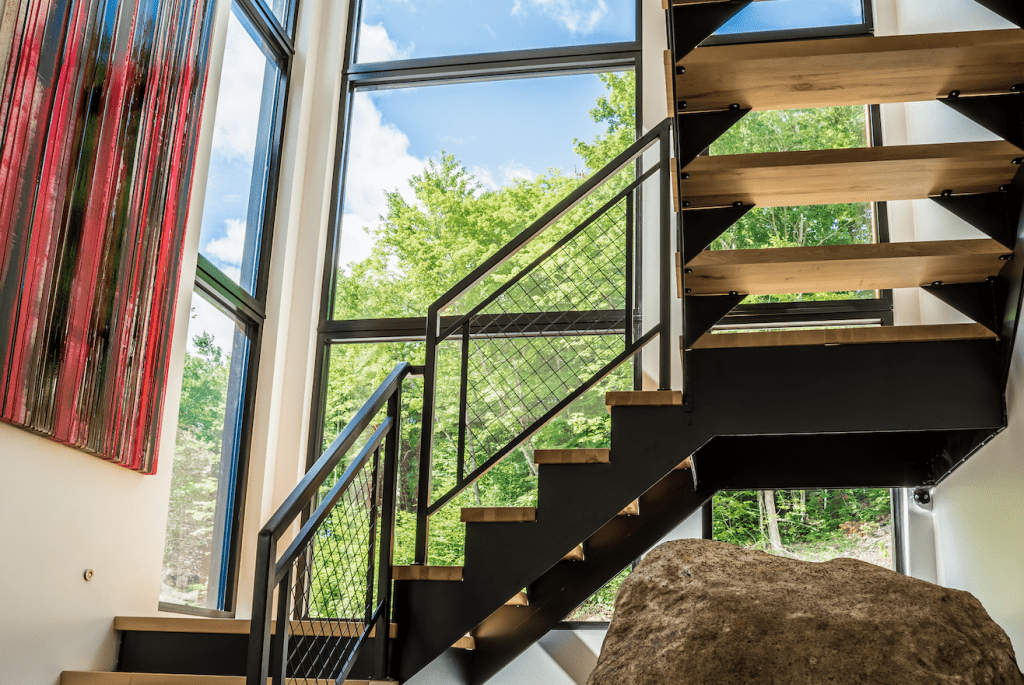 Una casa con vista a una cascada que se integra armoniosamente con el paisaje de la región