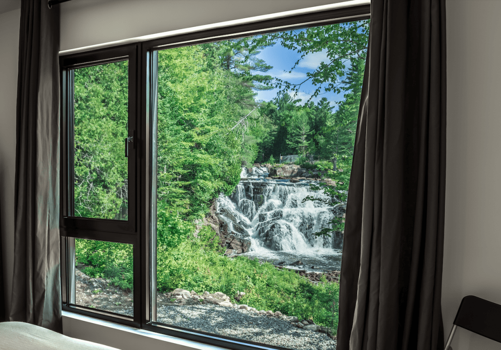 Una casa con vista a una cascada que se integra armoniosamente con el paisaje de la región