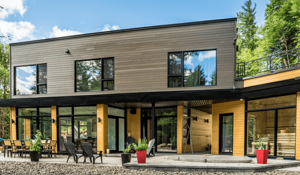 Una casa con vista a una cascada que se integra armoniosamente con el paisaje de la región
