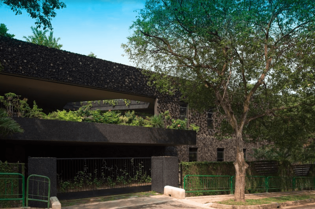 Una casa multifamiliar diseñada como un oasis ecológico de ensueño