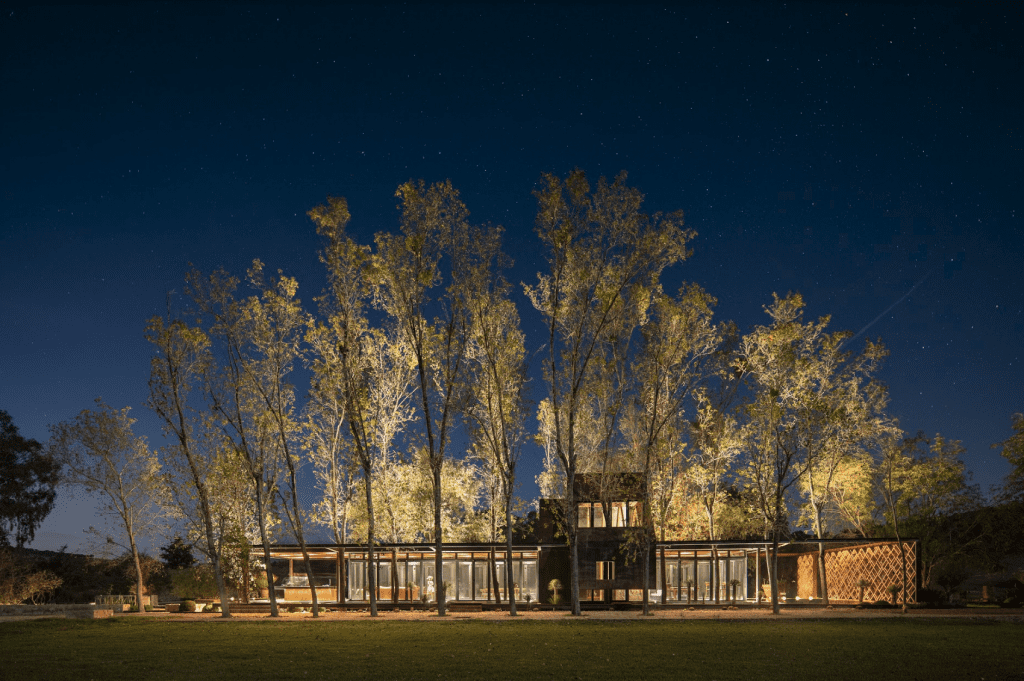 Un rancho campestre y de diseño artesanal que se mimetiza con el entorno vegetal
