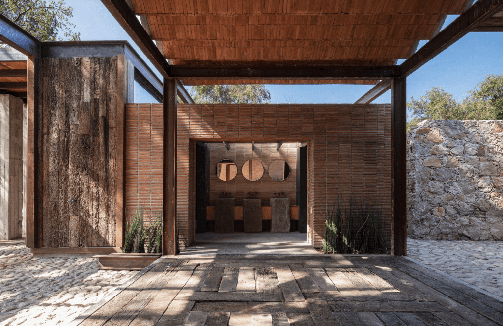 Un rancho campestre y de diseño artesanal que se mimetiza con el entorno vegetal